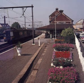 Moustier - SNCB K04498-06 (2).jpg